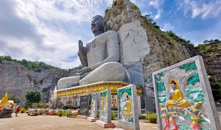 พระพุทธปุษยคีรีศรีสุวรรณภูมิ พระพุทธรูปแกะสลักจากหน้าผาหินที่ใหญ่ที่สุดของเมืองไทย!