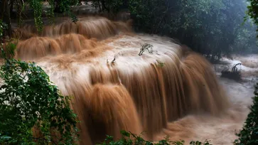 หนักสุดในรอบ 10 ปี! ภาพน้ำป่าไหลทะลักผ่านน้ำตกห้วยแม่ขมิ้น กาญจนบุรี