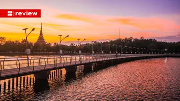 สะพานลอยน้ำบึงแก่นนคร ชมวิวสวยในยามเย็น มองเห็นพระมหาธาตุแก่นนครสะท้อนน้ำ