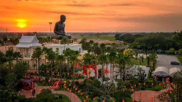 สุดอลังการ! หลวงพ่อรวย วัดตะโก อาบแสงทองในยามเย็น