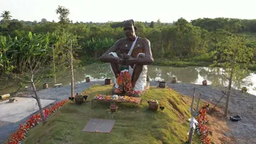 รูปปั้นหลวงปู่สรวงสูงเสียดฟ้า! พิกัดสายมูแห่งใหม่ ที่ลานบุญเสาอโสกมหาราช ท่านพ่อลี