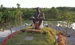 รูปปั้นหลวงปู่สรวงสูงเสียดฟ้า! พิกัดสายมูแห่งใหม่ ที่ลานบุญเสาอโสกมหาราช ท่านพ่อลี