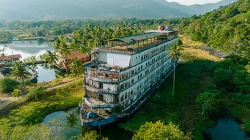 สำรวจโรงแรมเรือร้างสูง 7 ชั้นที่เกาะช้าง ท้าทายขีดจำกัดกับ Red Bull X Team Farang