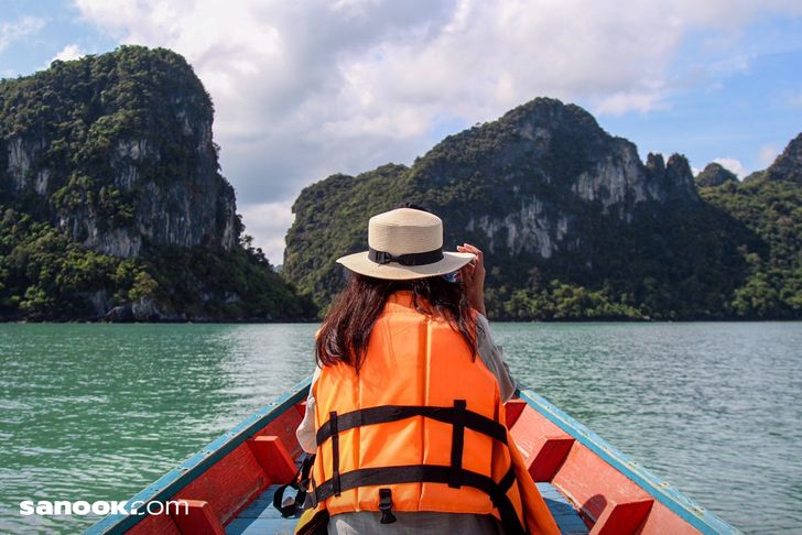 ล่องเรือชมโลมาและเขาหินพับผ้าอ่าวขนอม