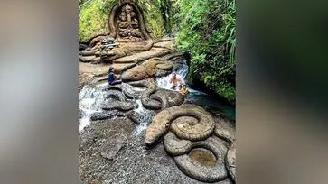 Beji Griya Waterfall น้ำตกงูสุดลึกลับแห่งบาหลี เห็นภาพแล้วขนลุก!