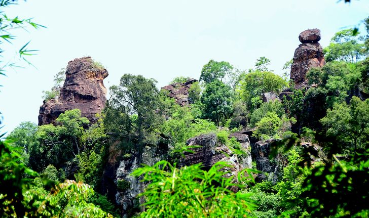 ตะลึง! ค้นพบ "ผาคอ" ประติมากรรมธรรมชาติรูปร่างแปลกตา กลางป่าพิษณุโลก