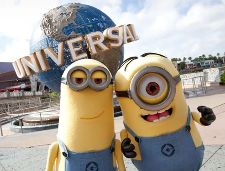 Minions มาต้อนรับหน้าโซน Hollywod ที่ Universal Studios Singapore