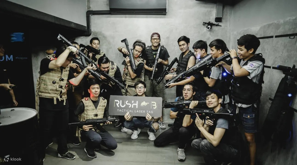 ก่อนกลับมาถ่ายภาพกับทีมได้ที่ Rush B Laser Game