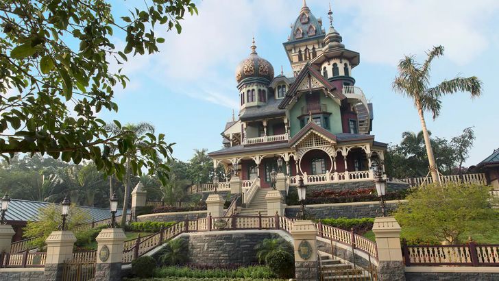 Mystic Manor | รูปภาพจาก hongkongdisneyland.com