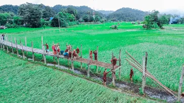 พระสงฆ์และชาวบ้านร่วมแรงกันซ่อมสะพานซูตองเป้ หลังเกิดน้ำท่วมจนพังทลาย