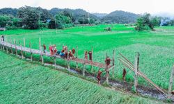 พระสงฆ์และชาวบ้านร่วมแรงกันซ่อมสะพานซูตองเป้ หลังเกิดน้ำท่วมจนพังทลาย