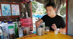 "ยอดกาแฟอายุยืน" ร้านกาแฟโบราณแนวใหม่ใช้ครกหินบดเมล็ดก่อนชง