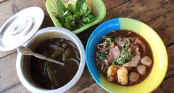 ชวนชิม "ก๋วยเตี๋ยวขี้วัวสูตรเด็ด" รสขมกลมกล่อมถูกปากคนอีสานลูกค้าแน่น