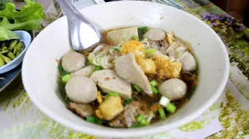 ก๋วยเตี๋ยวเนื้อตรอกขามแป รสชาติระดับตำนาน น้ำซุปรสเด็ดกับลูกชิ้นสูตรลับ