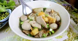 ก๋วยเตี๋ยวเนื้อตรอกขามแป รสชาติระดับตำนาน น้ำซุปรสเด็ดกับลูกชิ้นสูตรลับ