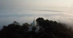 สัมผัสหนาว ชมทะเลหมอก พร้อมสวดมนต์ข้ามปี ที่วัดวัดพระธาตุผาเงา