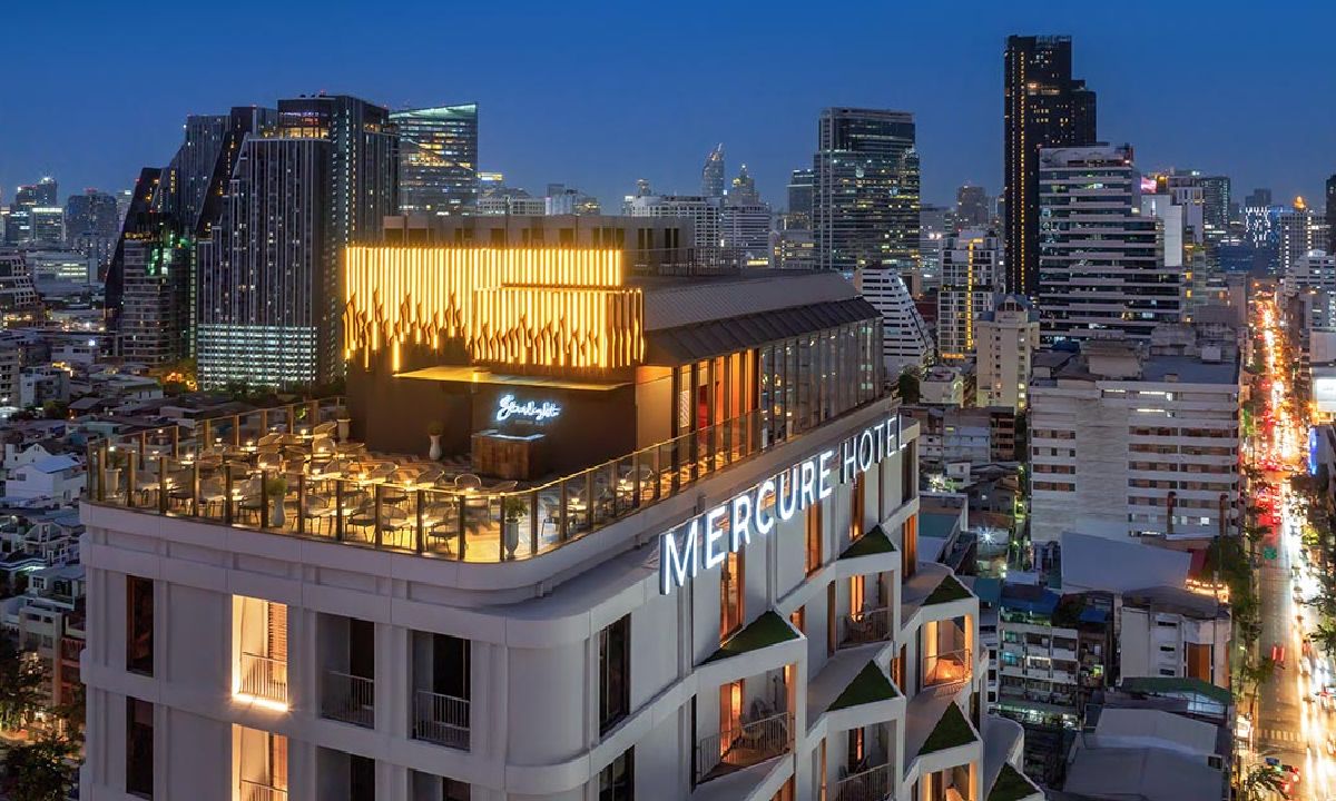 Mercure Bangkok Surawong โรงแรมที่พาย้อนประวัติโรงไม้อัดเก่าแก่ พร้อมรูฟท็อปบาร์ที่มีซิกเนเจอร์เป็นส