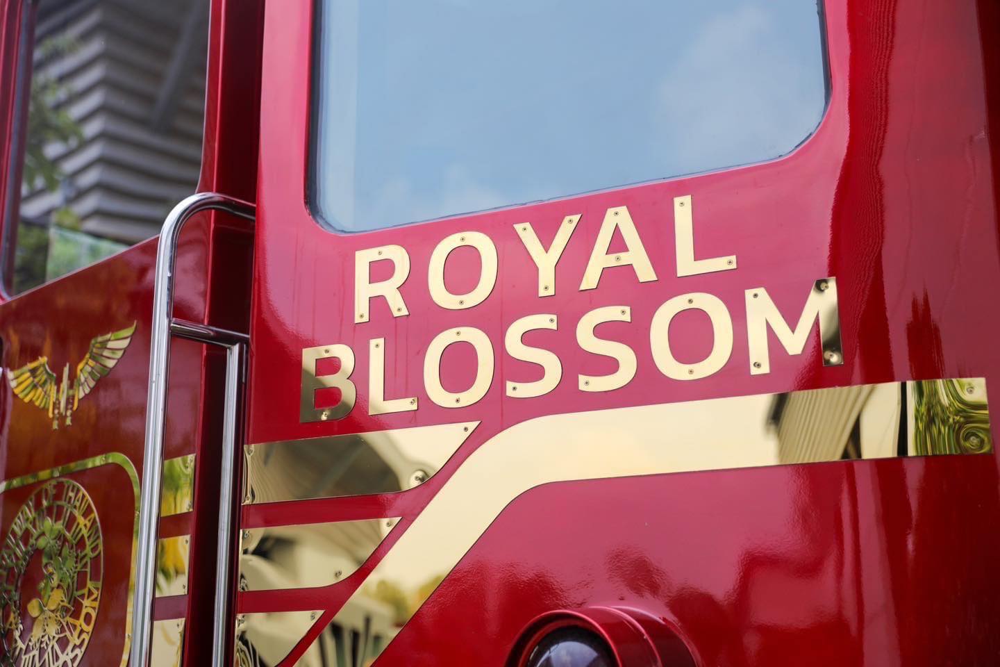 รถไฟ royal blossom