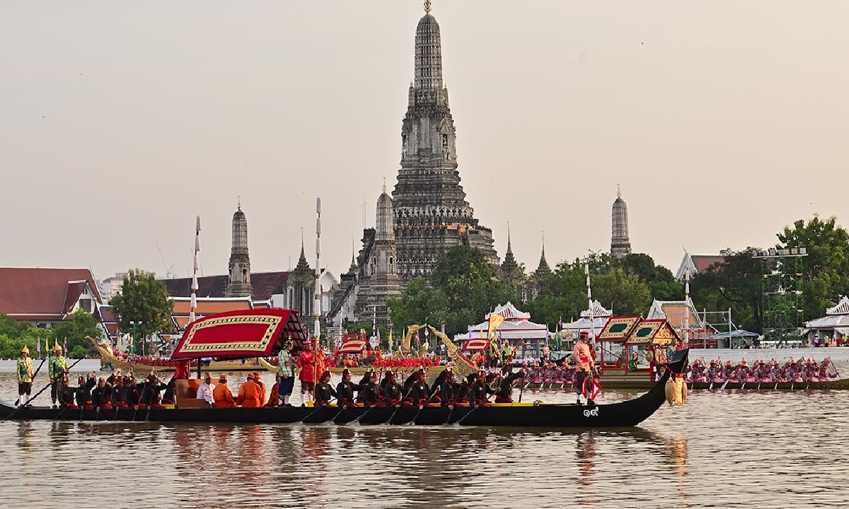 ชม ขบวนพยุหยาตราทางชลมารค เรือพระราชพิธีที่สืบทอดจากสมัยสุโขทัย