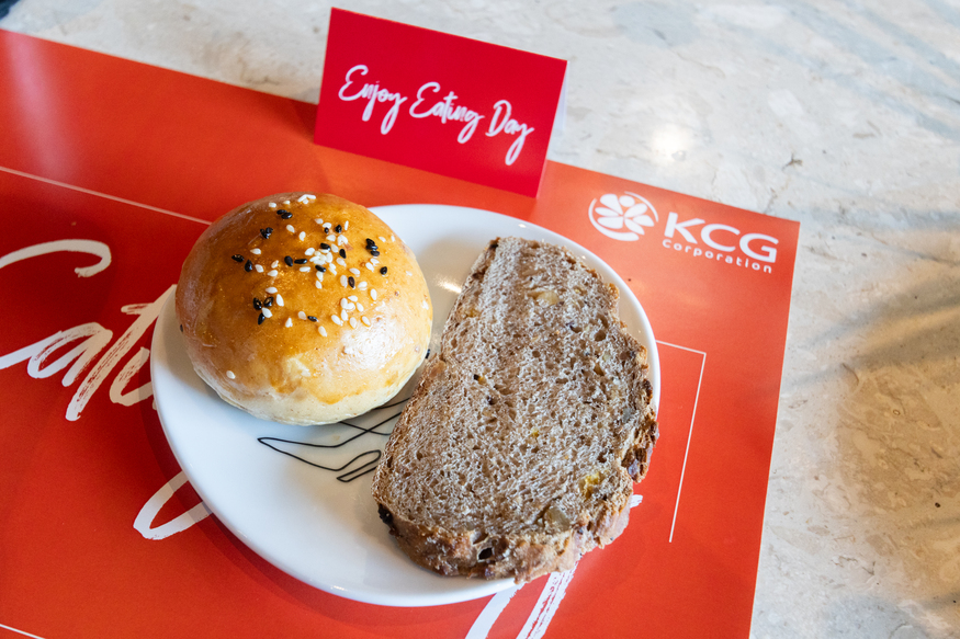 Purpur Cranberry Sesame Bun Breads ,Cornmix Sourdough Walnut Bread (ขวา)