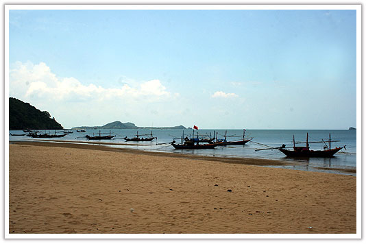 เรือประมง ที่หาดทรายรี