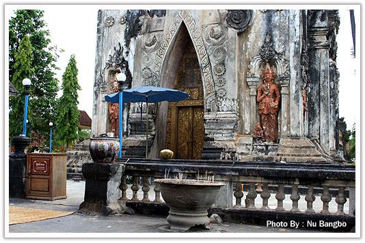 ลวดลายปูนปั้นบริเวณช่วงฐานของพระธาตุอิงฮัง