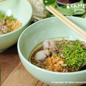 ก๋วยเตี๋ยวเรือในสวน by Polka Dot