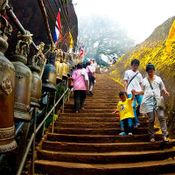 รอยพระพุทธบาทพลวง