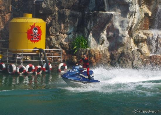 jetski chase at the stuntshow