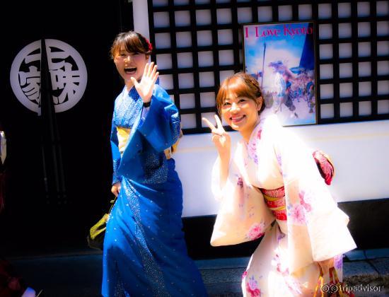 Arriving at Kiyomizu-dera, I Heart Kyoto!