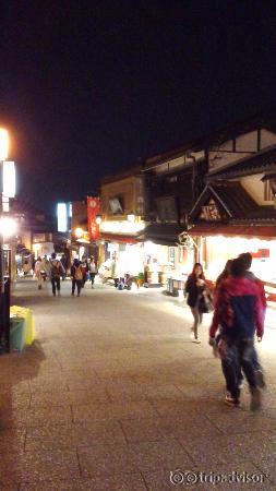 お寺前のお店やさん