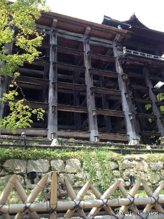 下から見上げた土台、足場