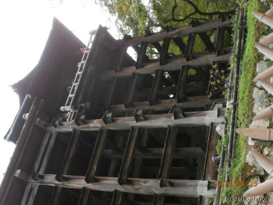 柱を近くで見るとまた感動