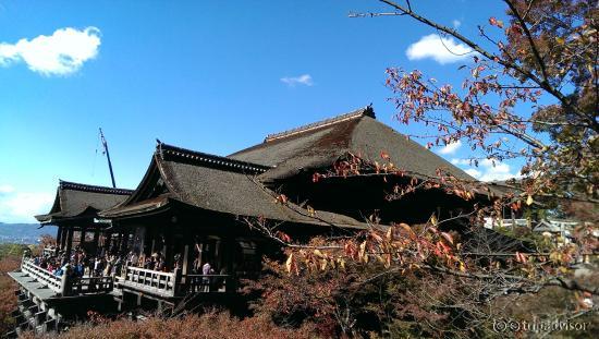 湛藍天空下的清水寺
