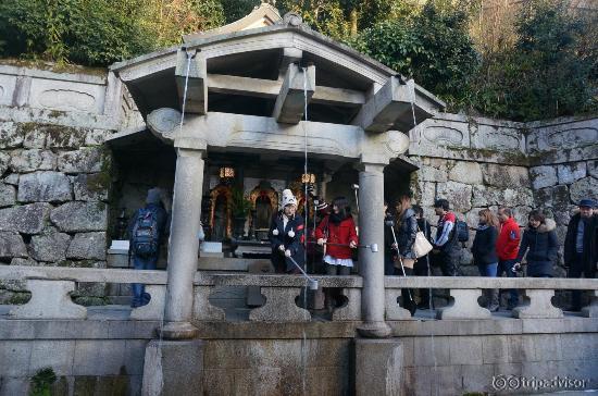 音羽瀑布，中間是戀愛之水，左邊的學問成就之水，右邊則是延壽之水唷