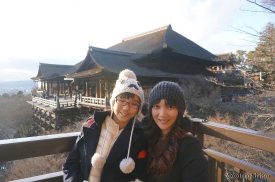 由139根大圓木支撐的大殿前舞台