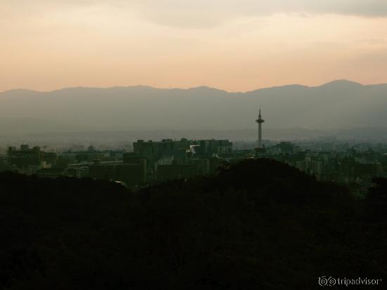 左は東寺の五重塔、真ん中のビル群は京都駅、右は京都タワー