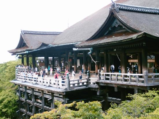 有名な清水の舞台。本堂の舞台は、釘を一本も使わず建てられています。