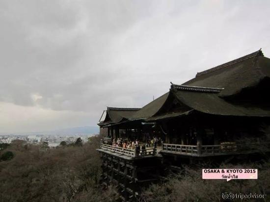 วัดน้ำใส ในวันท้องฟ้าหม่น