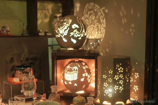 参道のお店のショーウィンドウです。