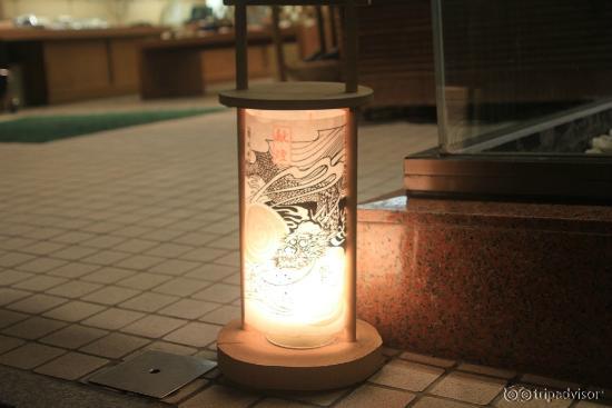 参道両脇には、龍のデザインの灯篭が置かれています。