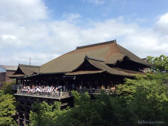 舞台には多くの人でいっぱい