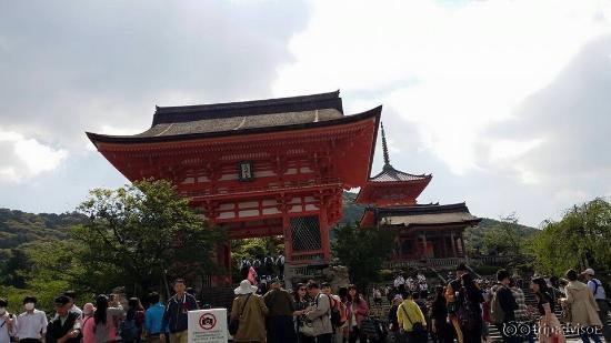 ประตูทางเข้าวัดคิโยมิซุ