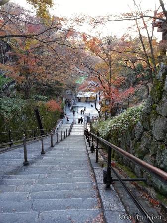 ทางเดินลงไปยังสายน้ำศักดิ์สิทธิ์