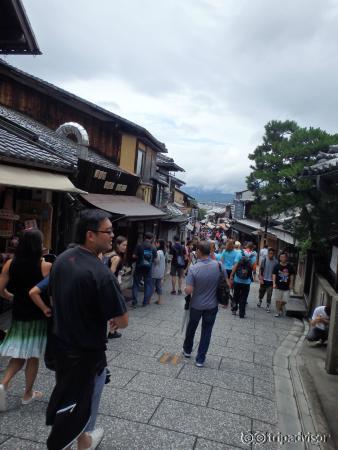 人で一杯の参道・清水坂