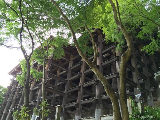 清水の舞台を見上げると・・・