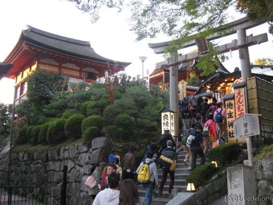 ศาลเจ้าภายในวัด