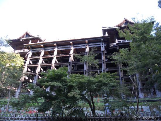 下から見上げた「清水の舞台」です