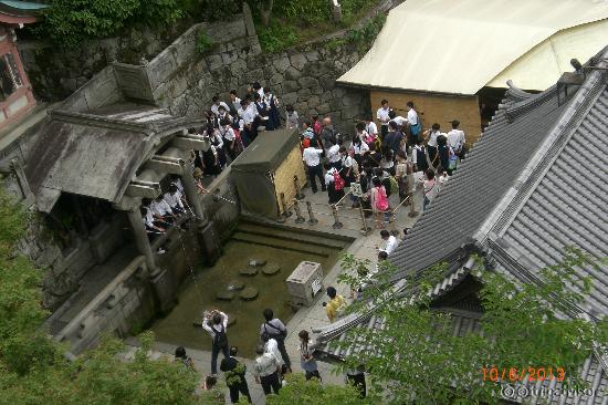 ภายในวัด คนเข้ามาเยี่ยมชม ท่องเที่ยว พักผ่อนเยอะ