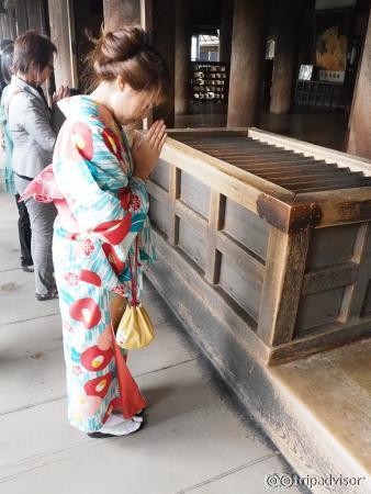 ขอพรพระ แล้วโยนเหรียญไปในกล่อง